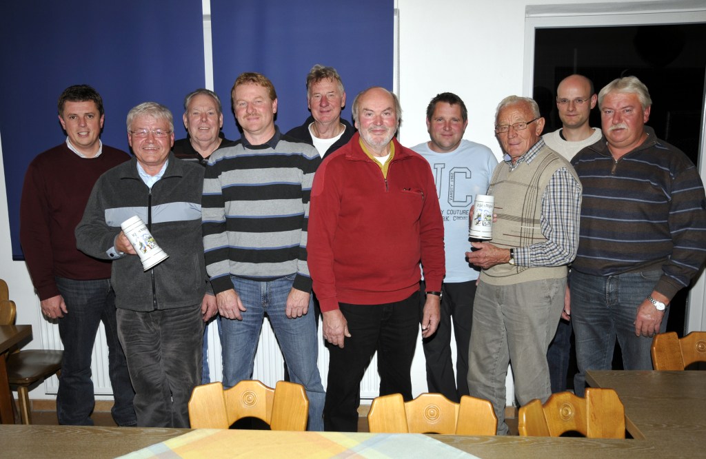 Die neue Vorstandschaft der Eisstockschützen mit Bürgermeister Ewald Seifert (links)