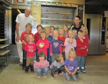 Bäckermeister Georg Strohmaier buk mit den Kindern gemeinsam Martinsgänse