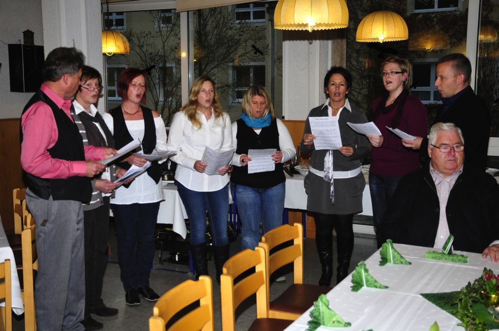 Mitarbeiter-Chor unter der Leitung von Patrick Uhl (rechts)
