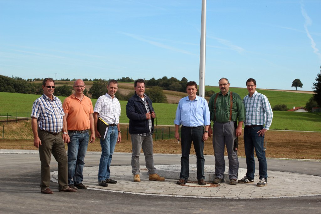 Bild von links: Geschäftsstellenleiter Reinhold Maier, Matthias Sogerer (Fa. Ohneis), Dipl. Ing. Egbert Limbach und Bautechniker Walter Dierl (Ingenieurbüro Trummer), Bürgermeister Ewald Seifert, Zweiter Bürgermeister Ernst Forster und Hans Gögl (Bauleitplanung, Gemeinde Oberschneiding).