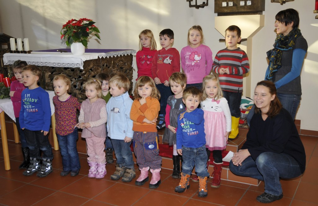 Kindergartenkinder aus Reißing sangen vor den Heimbewohnern