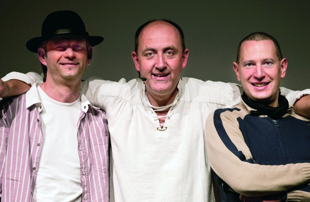 Hans Pollner (mitte) mit seinen beiden Bühnenbegleitern Tom Bauer (links) und Alexander Derleth (rechts)