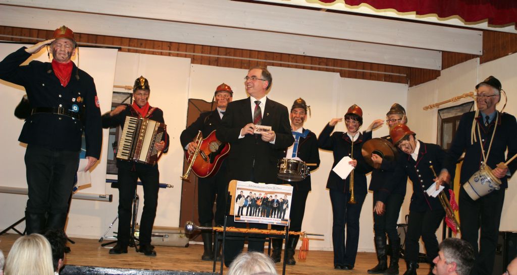 Die brandneue CD wurde mit Kommandantenbefehl übergeben: „Alt Oberschneidinger Feuerwehr habt Acht!“