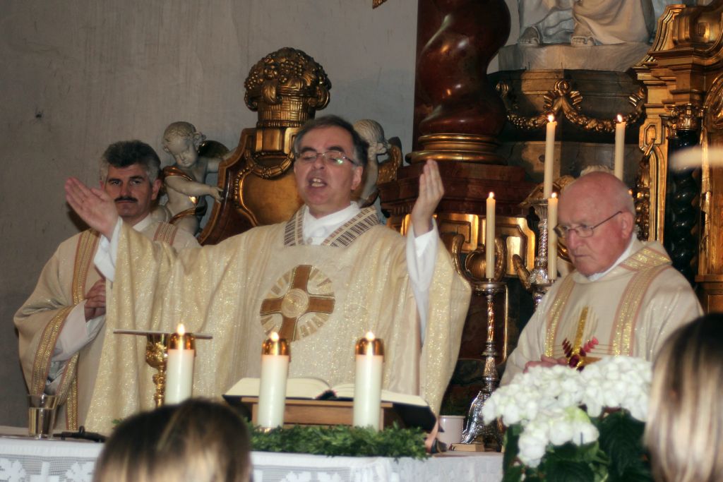 Pfarrer Maier Peter (Mitte) beim Dankgottesdienst mit Pfarrer i.R. Bumes Ludwig (rechts) und Diakon Hofmann Hans (links)