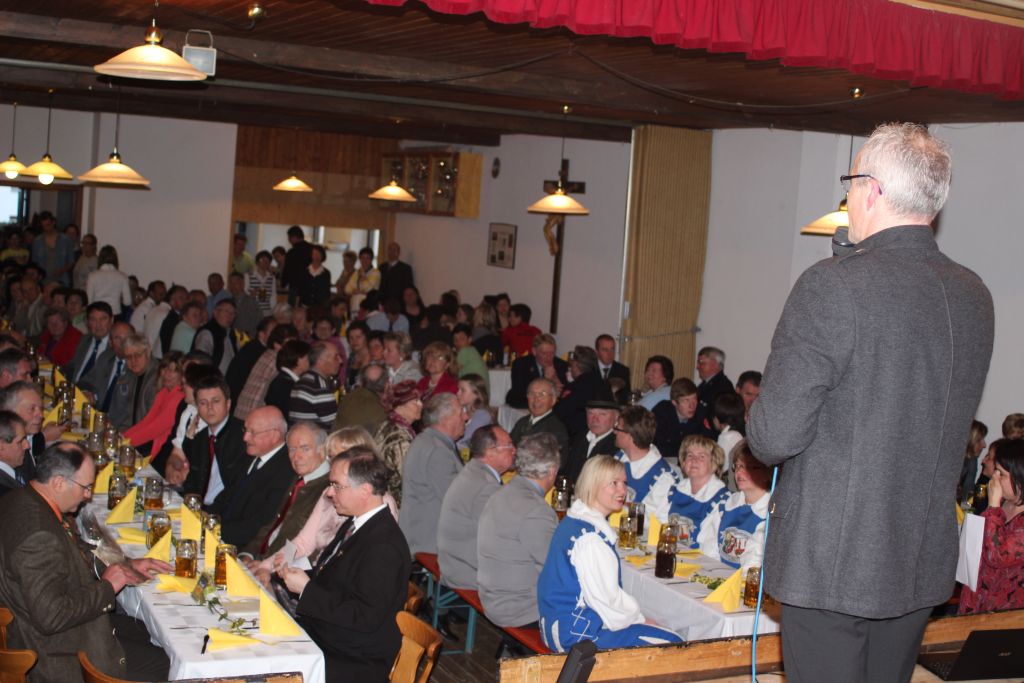 Pfarrgemeinderatssprecher Krinner Thomas (Oberschneiding) führte im voll besetzten Jugendheim Oberschneiding durchs Programm.
