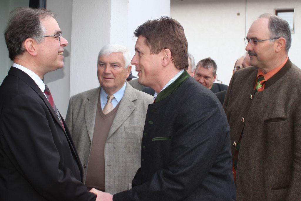 Viele Gratulanten wurden von Pfarrer Peter Maier begrüßt: Von links: Pfarrer Peter Maier, Alb Oswald (KV Reißing), Bürgermeister Seifert Ewald, zweiter Bürgermeister und Kirchenpfleger von Reißing Forster Ernst 