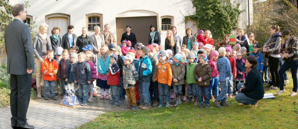 Auch der Kindergarten St. Joseph und die Kita Pusteblume machten ihre Aufwartung und gratulierte „ihrem“ Herrn Pfarrer 
