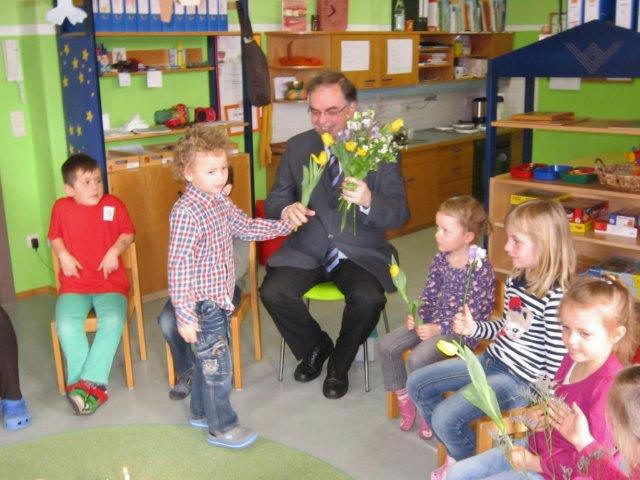 Auch der Kindergarten St. Joseph und die Kita Pusteblume machten ihre Aufwartung und gratulierte „ihrem“ Herrn Pfarrer 