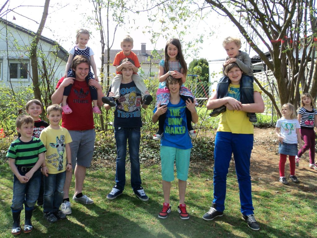 Bild von links: Kinderpfleger Bachmeier Christopher mit den „Schnupperlehrlingen“ Böck Stefan, Klostermeier Moritz und Anzinger Lukas und einigen Kindern der Kita Pusteblume in Aktion