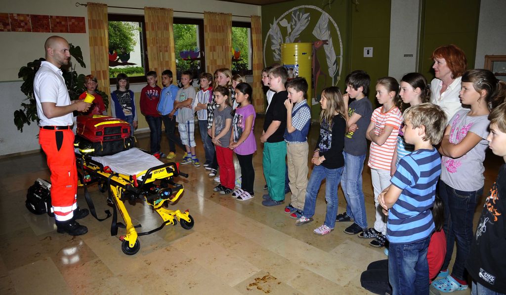 Vorführung des Bayerischen Roten Kreuzes in der Aula der Grundschule