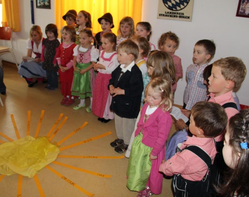 Die Kinder bei Ihren Aufführungen