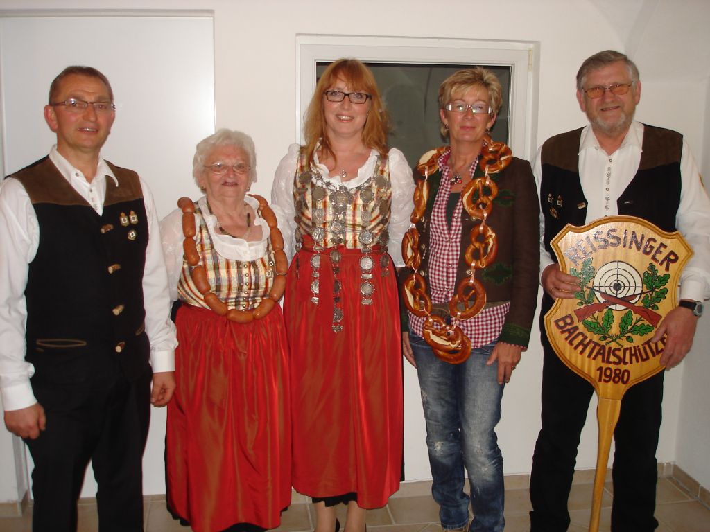 Die Schützenköniginnen, sowie die Jahresbesten mit Schützenvorstand Uli Reichl (li.)  