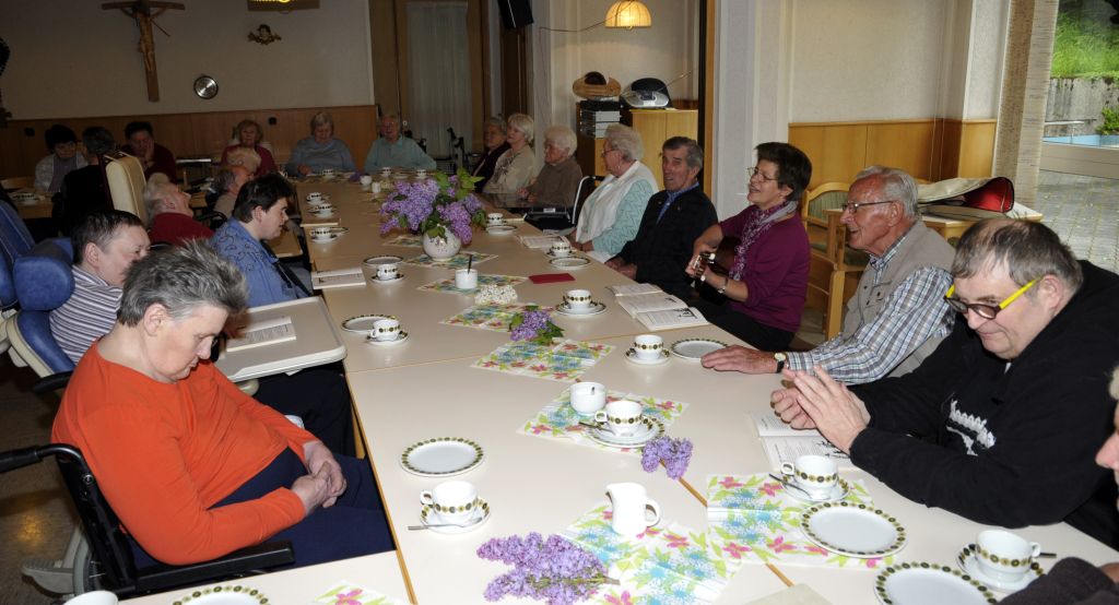 Gemeinsames Singen der Frühlingslieder im Festsaal