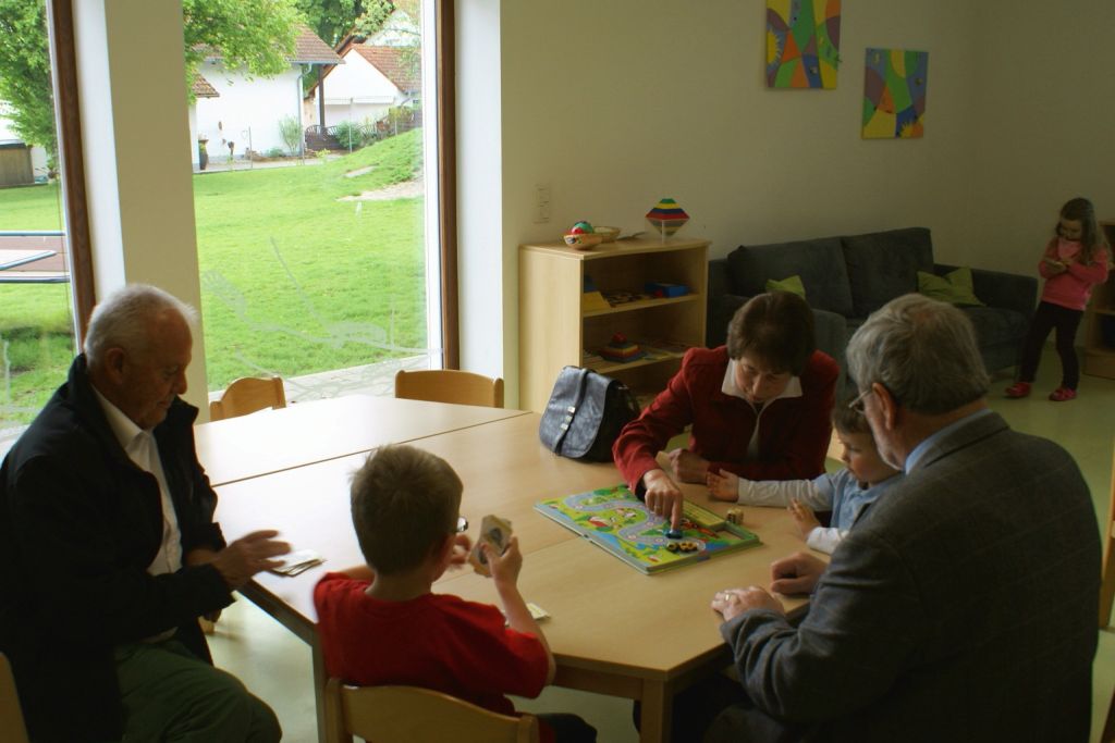 Die Kinder beim Spielen mit den Großeltern.