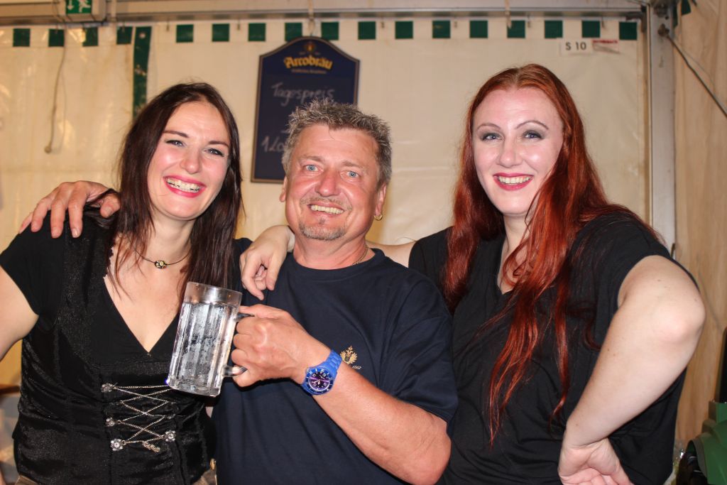 Die Donnerstimmen, die Raith-Schwestern Susi und Tanja ganz nah mit Mitorganisator und „Herr über die Grillschmankerl“ Alfred Gräf!