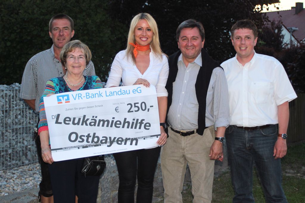 Bild von links: Hans Laschinger vom Hirtenweg-Team, Frau Dr. Brigitte Ernst (Leukämiehilfe Ostbayern e.V.), Frau Stefanie Kammermeier (VR-Bank Landau), Schirmherr Alfred Reisinger und BGM Ewald Seifert