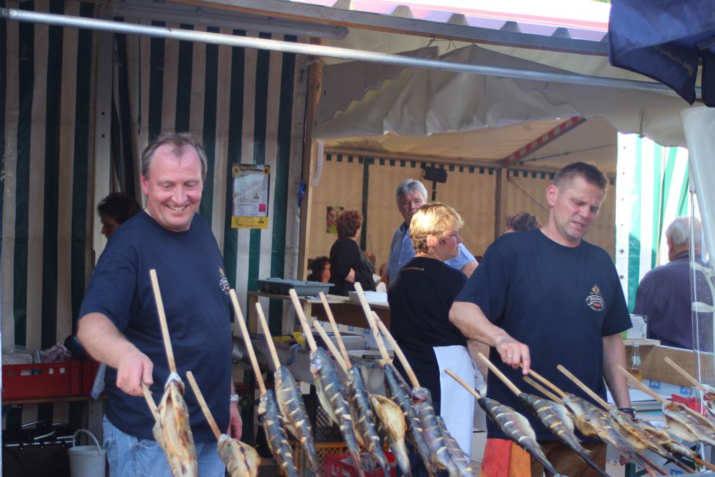 Heiß war´s nicht nur im Zelt, sondern auch am Grillstand: Für jeden Gaumen das passende! Leckere Steckerlfische und zarte Hendl!