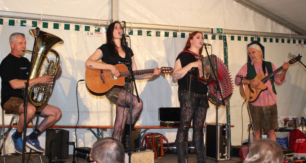Bild von links: Die krachlederne Truppe mit Giovanni an der Tuba, den Schwestern Susanne und Tanja & da Blaimer in Oberschneiding