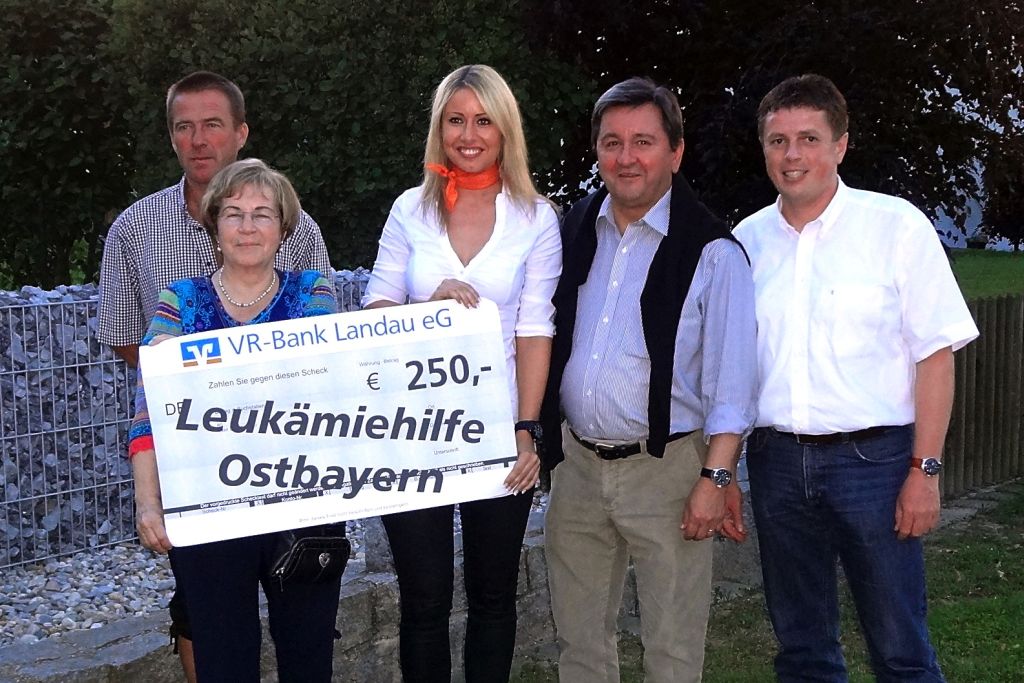 Johann Laschinger, Frau Dr. Ernst von der Leukämiehilfe Ostbayern, Stefanie Kammermeier, Landrad Alfred Reisinger und Bürgermeister Ewald Seifert (von links)