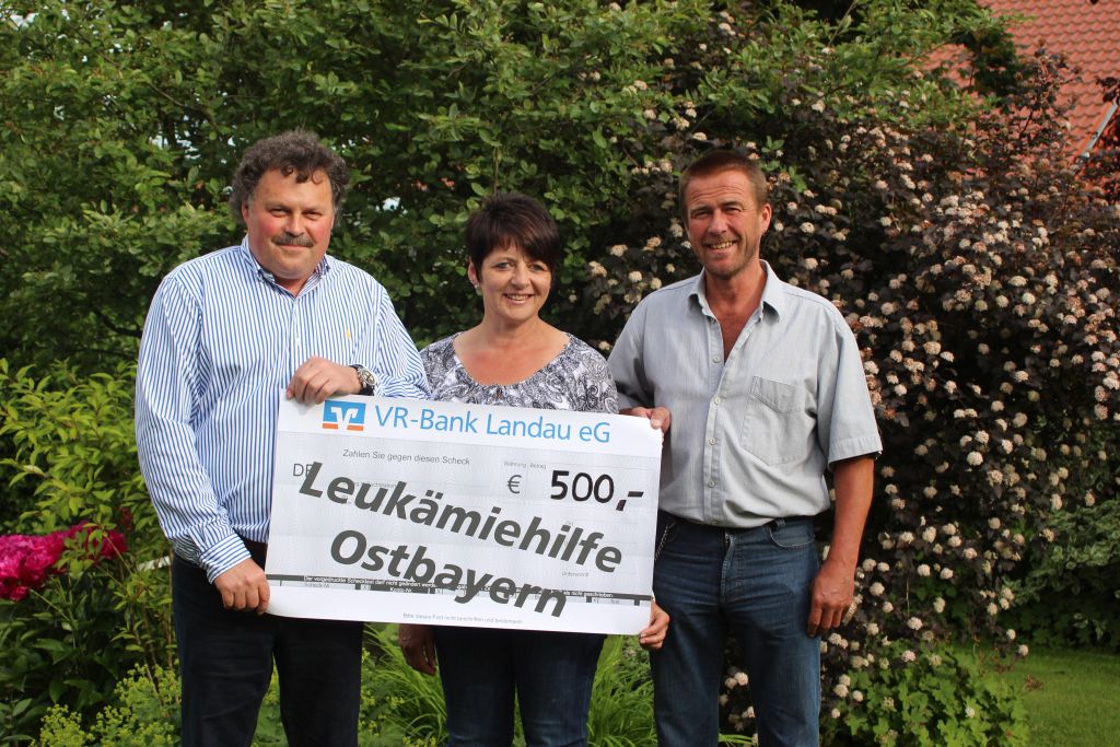 Franz Wieser bei der Scheckübergabe an Rosi und Hans Laschinger, stellvertretend für das Hirtenwegteam