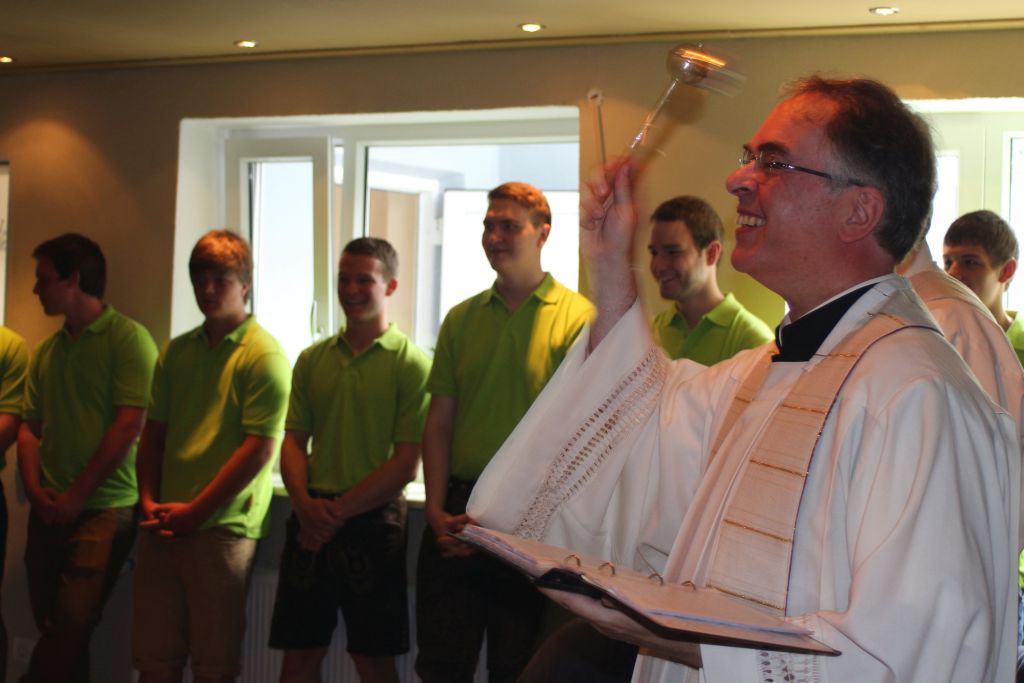 Pfarrer Peter Maier bei der Segnung des Jugendraumes