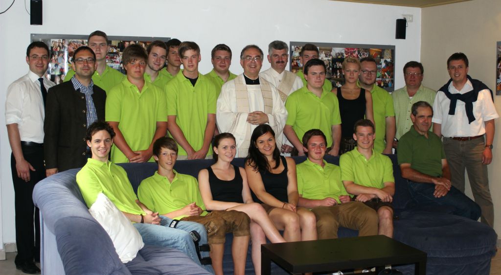 Mitglieder der KLJB Oberschneiding mit Pfarrer Dr. Peter Maier, Diakon Johann Hofmann, Vorsitzende des KJR Robert Dollmann und Max Höcherl, BGM Ewald Seifert, Kirchenpfleger Franz  Krinner und  Wolfgang Anzinger von der Kirchenverwaltung Oberschneiding im neu gestalteten Jugendraum im Jugendheim Oberschneiding