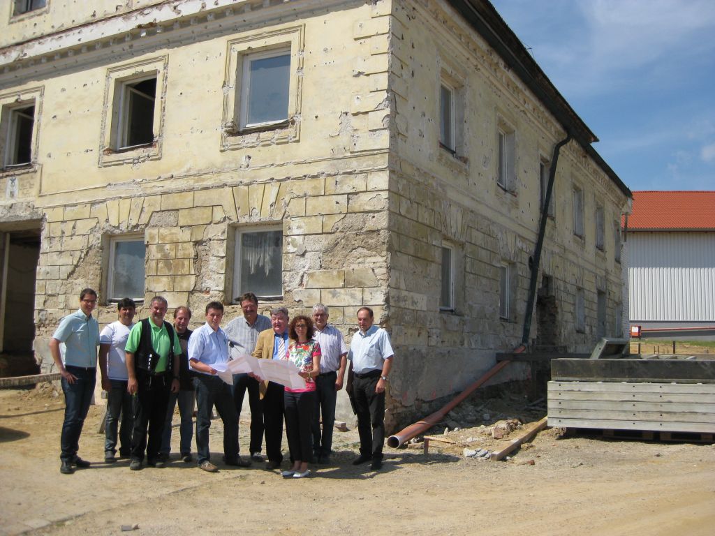 Unser Bild zeigt Bürgermeister Ewald Seifert (5. v. l.), Johann Gögl (Gde. Oberschneiding), Reinhard Hermann (Projektant HLS), Konrad Schmerbeck (Zimmerei), Georg Staudinger (Baufirma), Martin Bayer (Gde. Oberschneiding), Architekt Willi Schlecht, Elka Eiglmaier (IB Schlecht), Hans Maidl (Statiker) und Bernhard Frey (Elektroplanung) beim Baustellentermin.