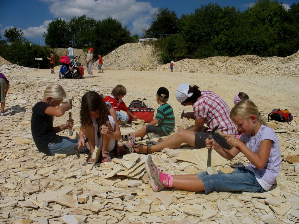 Hobby-Geologen im Fossiliensteinbruch Blumberg bei Eichstätt (Archiv)