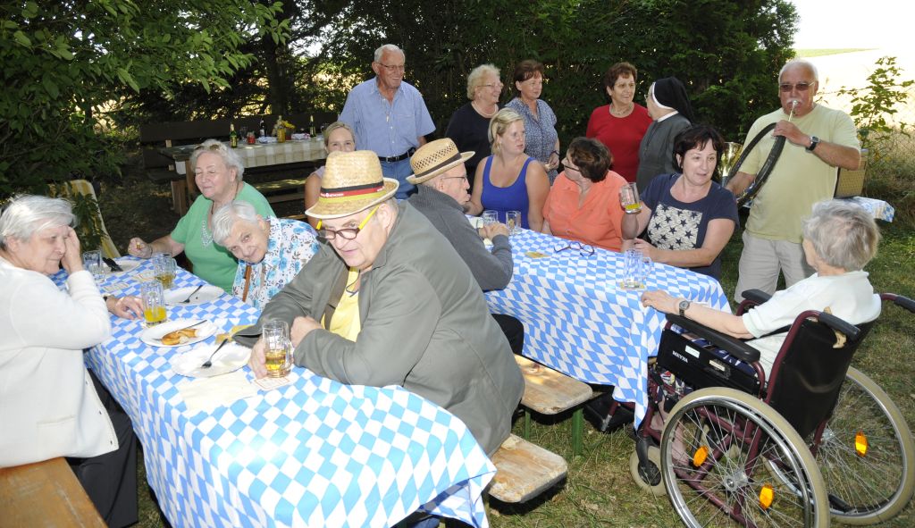 Die Heimbewohner mit ihren Pflegern und der Besucherdienst genossen das Picknick.