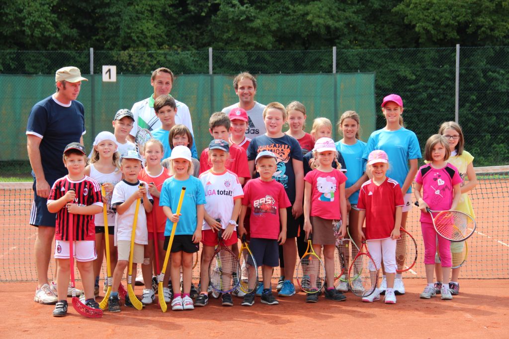Die angehenden Tennis-Asse mit den Trainern Josef Gölzhäuser, Vaclav Forst und Stefan Lobmeyer 