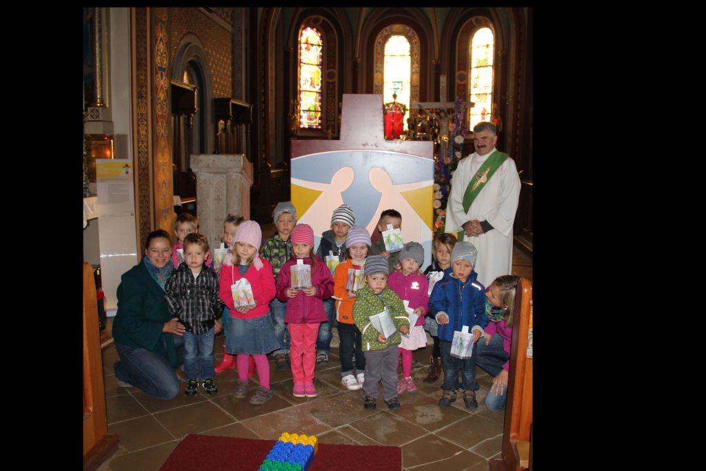 Die Kindergartenkinder vor dem Altar in der Pfarrkirche Reißing