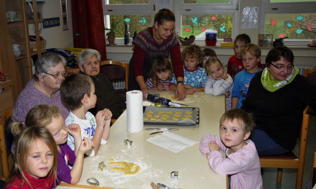 Die Kinder mit ihrer Leiterin Kerstin Griebl und einigen Heimbewohner beim Plätzchenbacken.