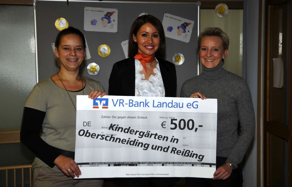 Unsere Bild zeigt von links: Kerstin Griebl, Stefanie Kammermaier und Bettina Sosnitza bei Übergabe der Spende.