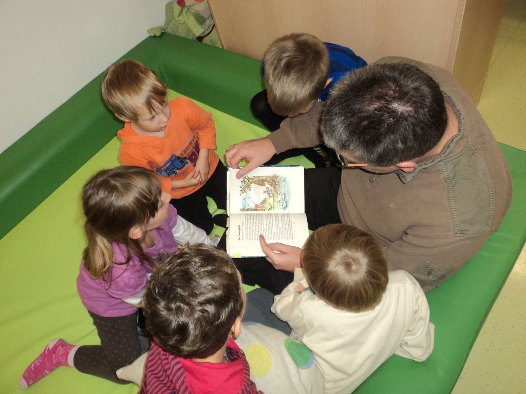 Die Kinder mit Gemeinderat Josef Wuddi