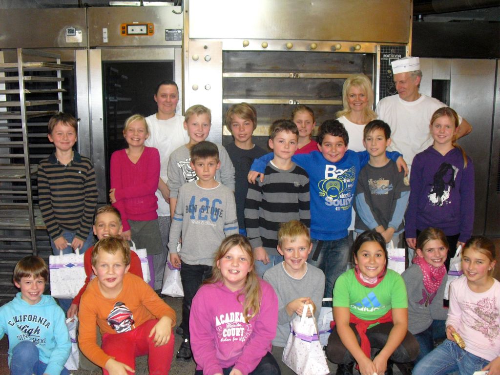 Die Schulkinder in der Lebkuchenbäckerei