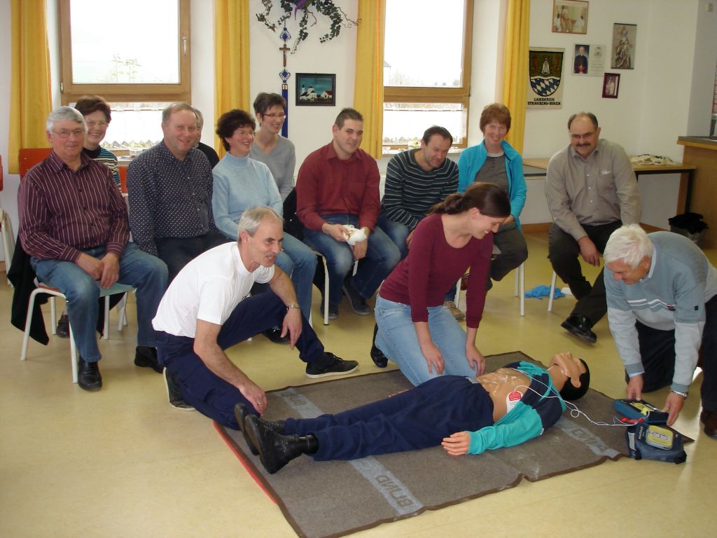 Den richtigen Umgang mit dem Defibrillator  erläutert Ausbilder Oliver Ehret den Kursteilnehmern in Reißing. (Bild: Schindlmeier Gerhard) 