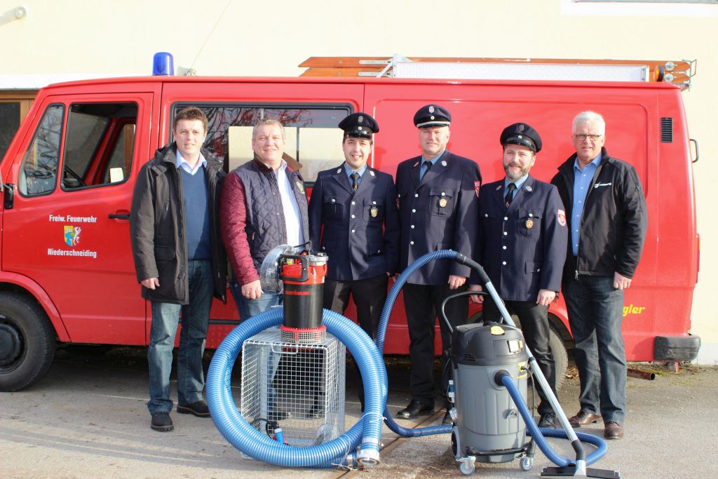 Bürgermeister Ewald Seifert, Organisator Christian Schambeck, FFW Niederschneiding mit den Kommandanten Stefan Zellmer, Hans Hoffmann, Markus Krinner und Urban Alois ( von der Firma Massong GmbH)
