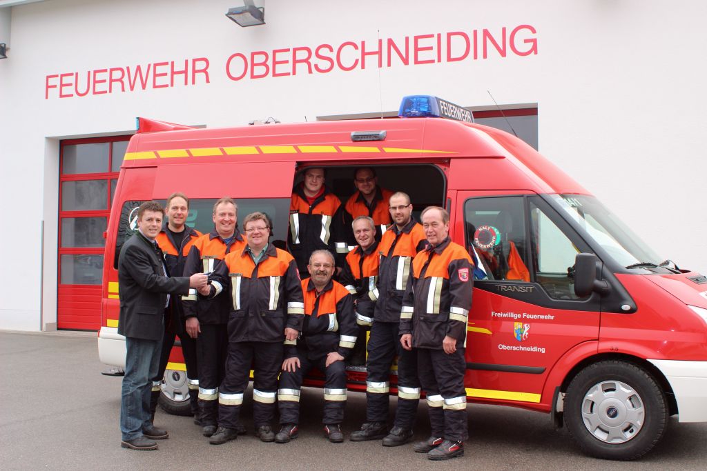 Bürgermeister Ewald Seifert (links) bei der offiziellen Schlüsselübergabe des neuen Mannschaftstransportwagens (MTW) an die FFW Oberschneiding an Ehrenkommandant Wolfgang Anzinger (vierter von links), 1. Kdt. Christian Kiermeier (zweiter von rechts) und 2. Kdt. Alexander Biechl (2. von links)