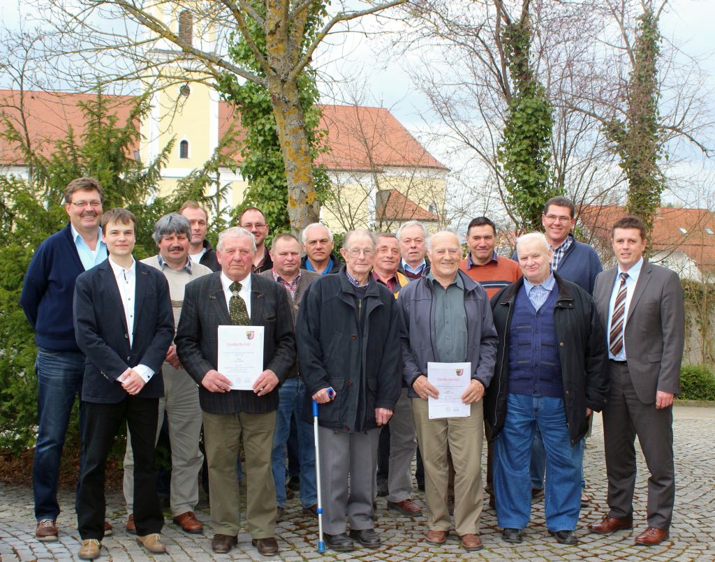 Bürgermeister Ewald Seifert gemeinsam mit den geehrten und neugewählten Feldgeschworenen