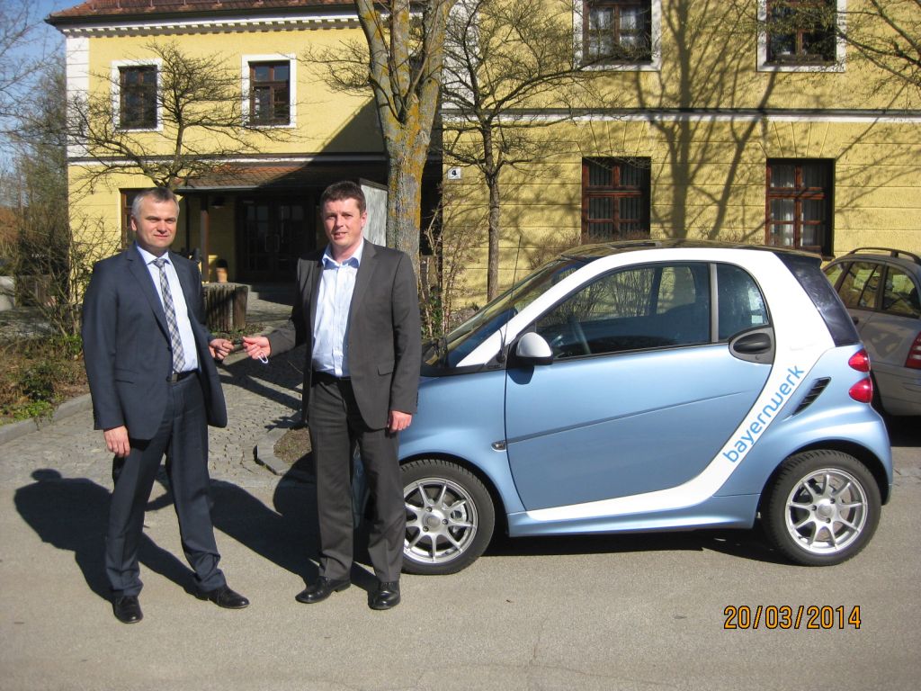 Stephan Leibl vom Bayernwerk überreicht Bürgermeister Ewald Seifert den Schlüssel für den Elektro-Smart