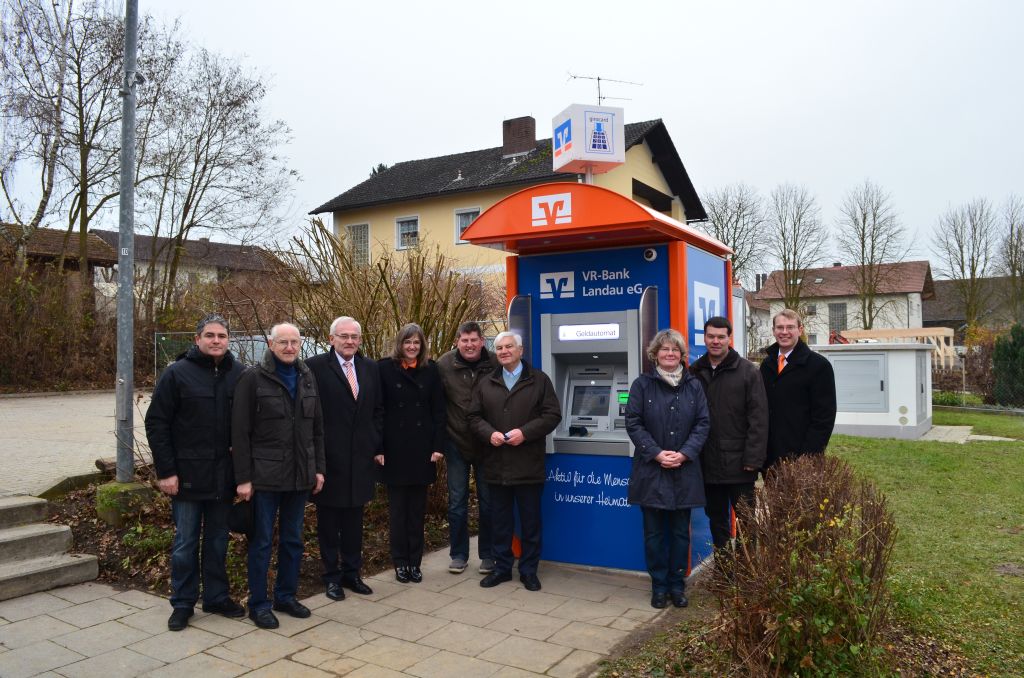 Stefan Krinner, Heinrich Muhr, Dir. Josef Hackl, Dir. Claudia Engemann, Gerhard Able, Oswald Alb, Monika Klostermeier, Josef Kiermeier und Leiter Marktbereich Josef Schöfbeck