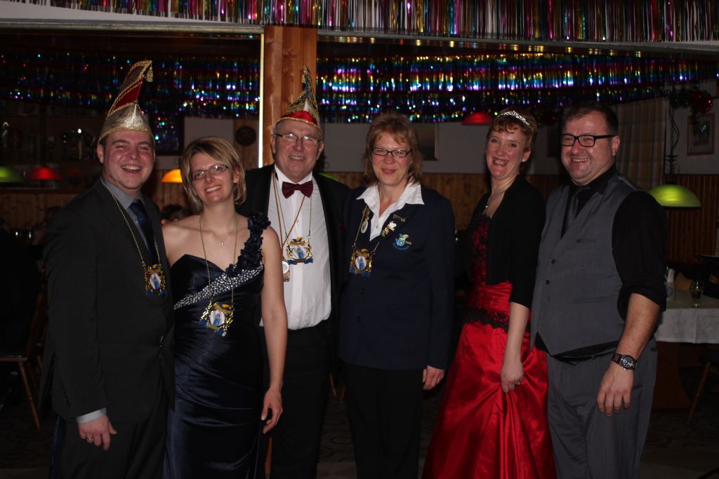 Das Faschingszepter in Oberschneiding fest in der Hand haben Seine Hoheit Prinz Uli I. und Ihre Lieblichkeit Sonja I.