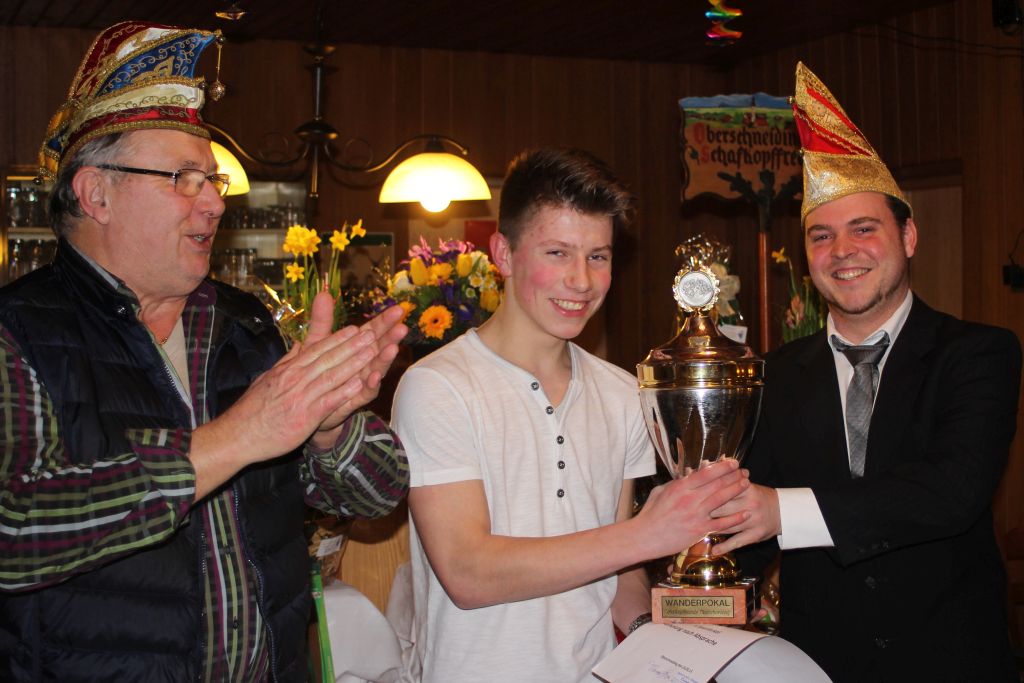Im Bild:  Präsident der Schafkopffreunde Oberschneiding Ludwig Brunner (links) und Ballkönig Uli I. (rechts) überreichen den Wanderpokal an den diesjährigen Gewinner Nico Nefe 