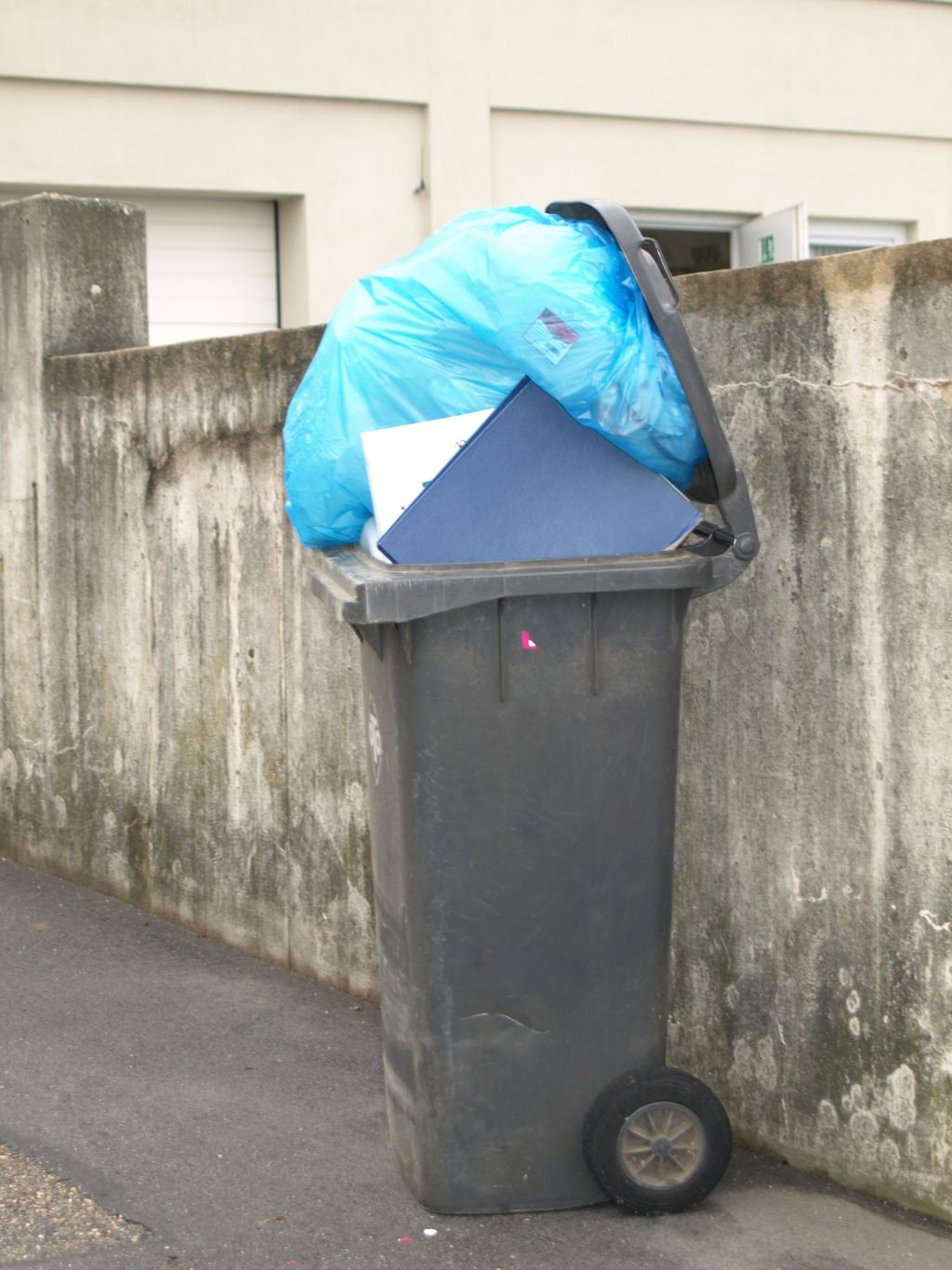 Diese Tonne ist deutlich überfüllt. Ein amtlicher Restmüllsack könnte Abhilfe schaffen.