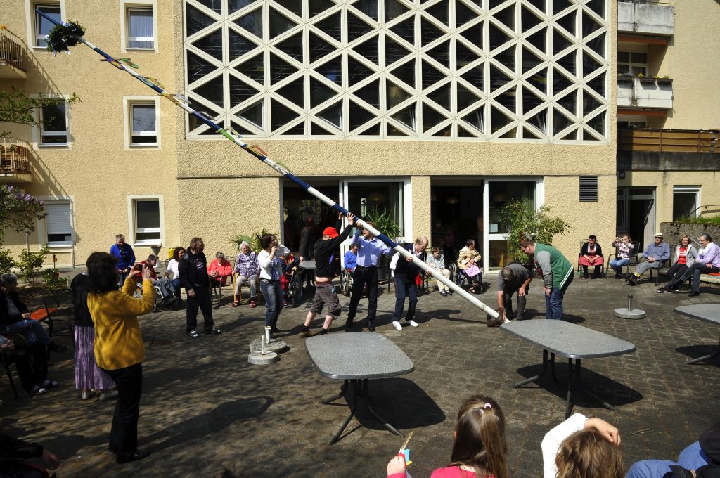 2015 04 30 Maibaumaufstellen im Antoniusheim