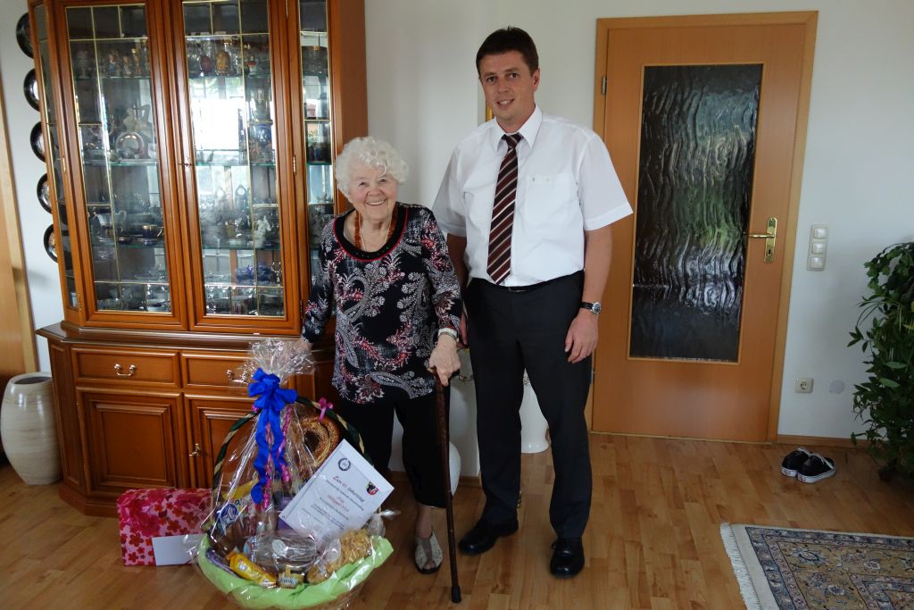 90.Geb.Billek mit Geschenkkorb