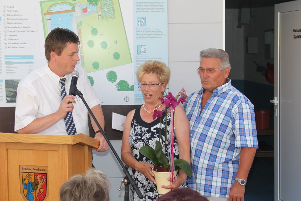 Einweihung Freibad: (v.l. BGM Ewald Seifert mit den Bademeistern Christa und Werner Raab) Foto: Tom Arnold