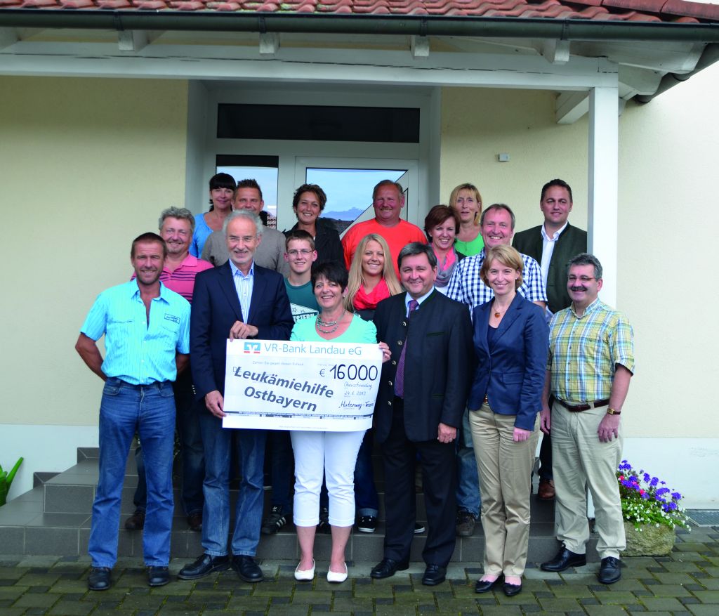 Spendenübergabe Benefizveranstaltung: Prof. Dr. Reinhard Andreesen (1. Vorsitzende d. Leukämiehilfe Ostbayern, hält den Scheck  gemeinsam mit Rosi Laschinger; links von ihm Hans Laschinger, die Initiatoren), Schirmherr Alfred Reisinger, Hirtenwegteam, Spendengeber