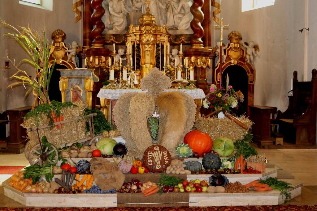 geschmückter Altar zu Erntedank