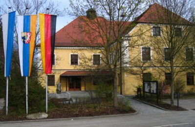 Rathaus mit Fahnen
